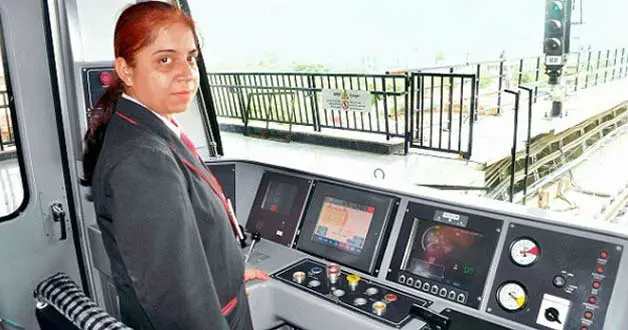 जयपुर मेट्रो महिला कर्मचारी