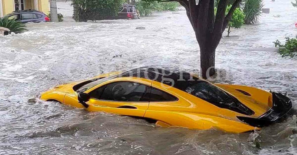 मैकलारेन पी1 फ्लोरिडा में इयान तूफान के कारण पानी से भरे पार्किंग बे में है