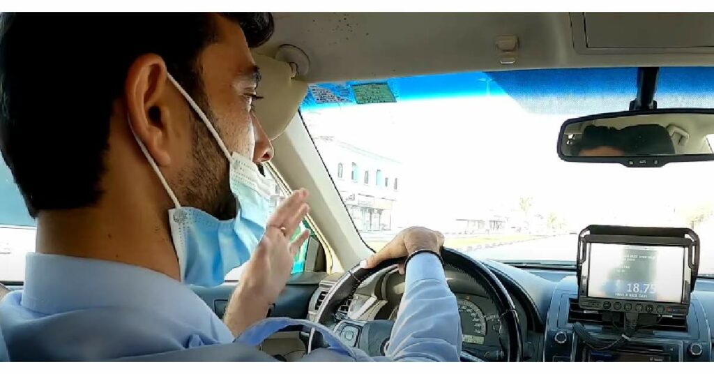 दुबई टैक्सी चालक ने आय का खुलासा किया