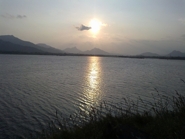 रायलचेरुवु झील पर सूर्यास्त