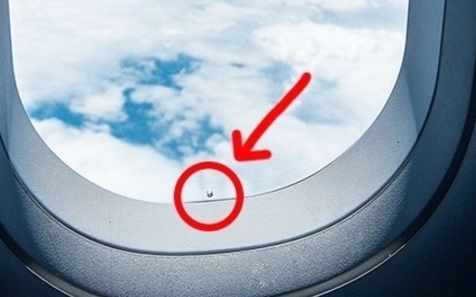 हवाई जहाज की खिड़की में छेद क्यों होता है