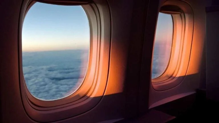 विमान की खिड़कियां गोल क्यों होती हैं
