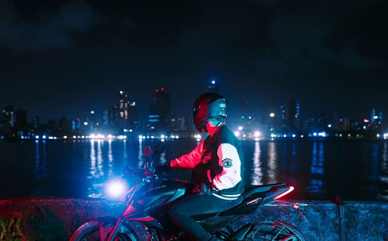 मुंबई में रात में बाइक सवार