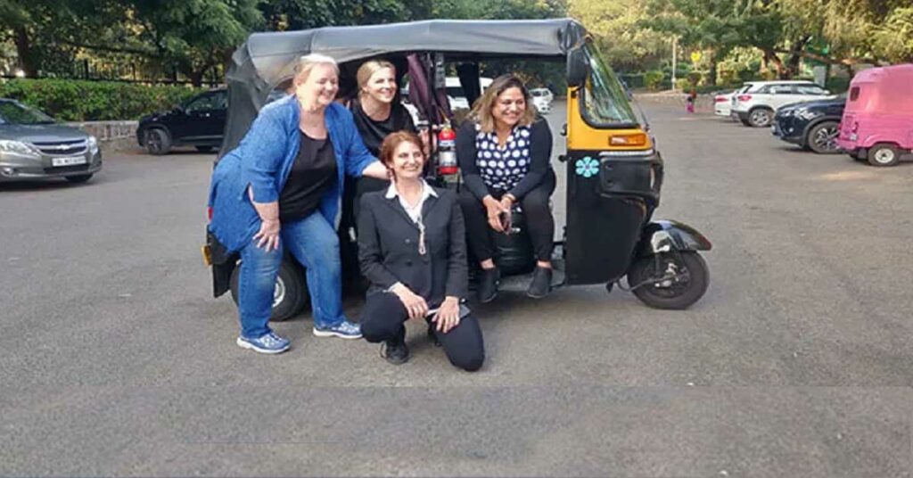 अमेरिकी राजनयिक भारत में कारों को बदलने के लिए ऑटो रिक्शा खरीदते हैं