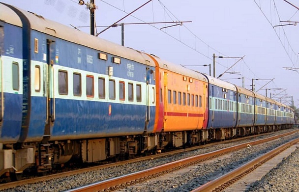 भारतीय रेल यात्री ट्रेन पर X का निशान