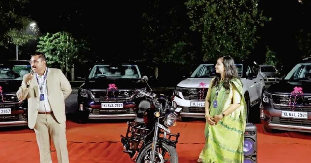 रॉयल एनफील्ड मोटरसाइकिल और किआ सेल्टोस एसयूवी को केरल से बाहर स्थित एक आईटी कंपनी द्वारा शीर्ष प्रदर्शन करने वालों के लिए प्रस्तुत किया गया था।