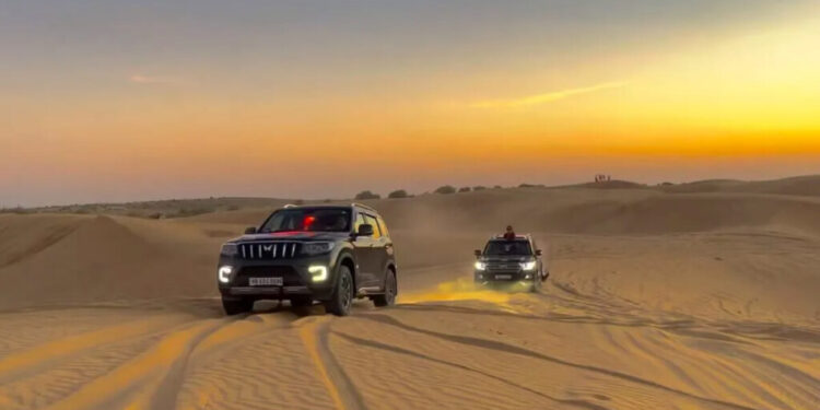 महिंद्रा स्कॉर्पियो एन टोयोटा लैंड क्रूजर के साथ रेगिस्तान के माध्यम से ड्राइविंग
