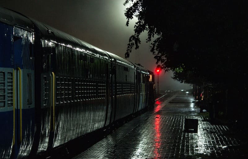 रात में ट्रेनें तेज क्यों चलती हैं
