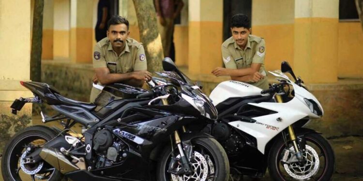 भारतीय पुलिस विजय डेटोना 675 कावासाकी Z800