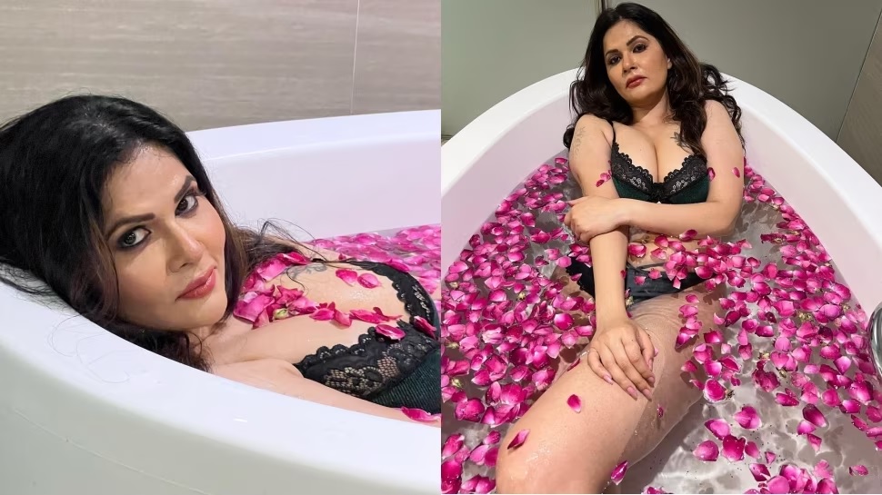 आभा पॉल ने बाथटब में बैठकर दिए सेक्सी पोज, गुलाब की पत्तियों से ढकी इज्जत;  तस्वीरें देखकर लोगों के पसीने छूट जाते हैं
