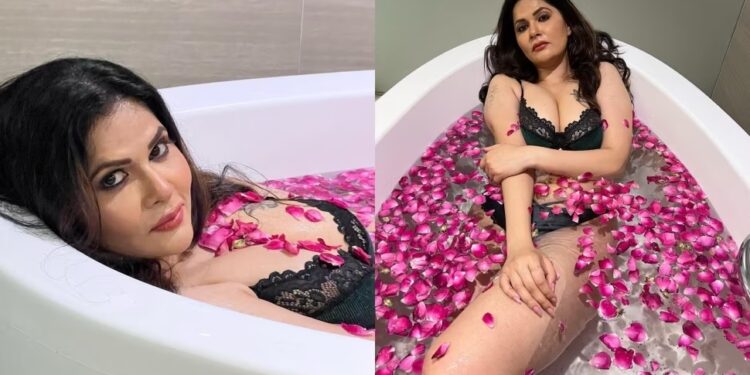आभा पॉल ने बाथटब में बैठकर दिए सेक्सी पोज, गुलाब की पत्तियों से ढकी इज्जत;  तस्वीरें देखकर लोगों के पसीने छूट जाते हैं