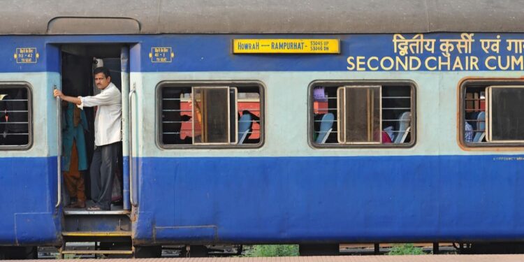ट्रेन में 2S सीट - यहाँ भारतीय रेलवे में दूसरी सिटिंग के बारे में सब कुछ है