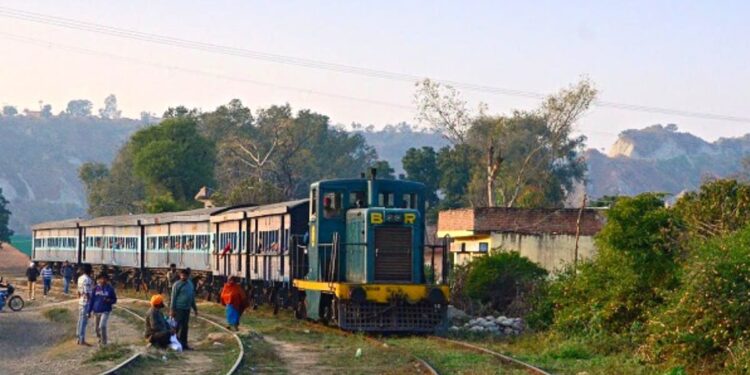 भारत में इस ट्रेन में कोई टीटीई नहीं है और यात्री पिछले 73 वर्षों से मुफ्त यात्रा कर रहे हैं