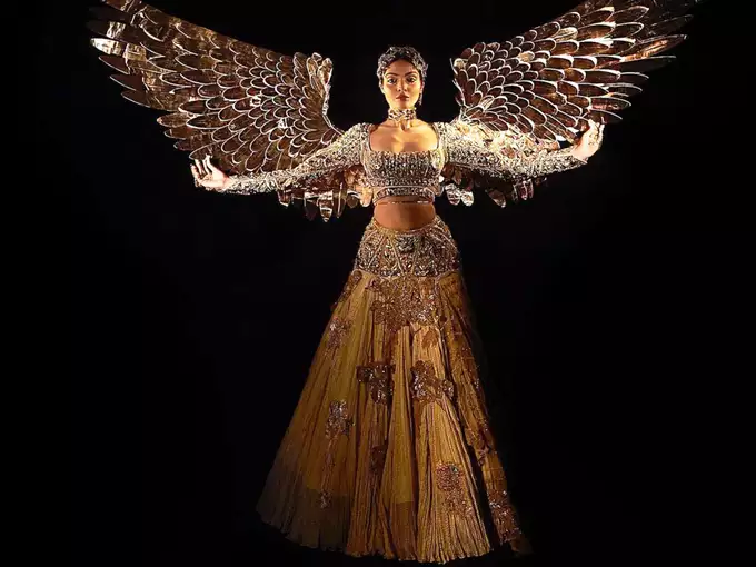 'सोने की चिड़िया' बनकर मिस यूनिवर्स 2023 पहुंची दिविता राय, डिजाइनर आउटफिट ने भारत का नाम रोशन किया