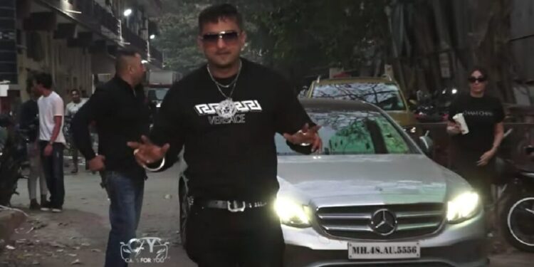 हनी सिंह अपनी मर्सिडीज ई350 के साथ