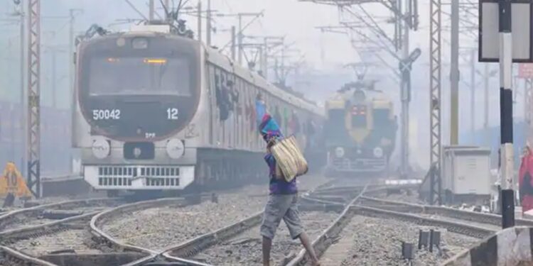 उत्तर भारत में कोहरे के कारण आज 23 ट्रेनें देरी से चल रही हैं  पूरी सूची देखें