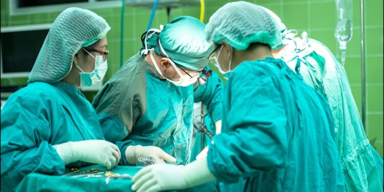 चीन: सर्जरी के दौरान डॉक्टर ने 82 वर्षीय मरीज को घूंसा मारा, वीडियो वायरल होने पर निलंबित कर दिया गया |  घड़ी