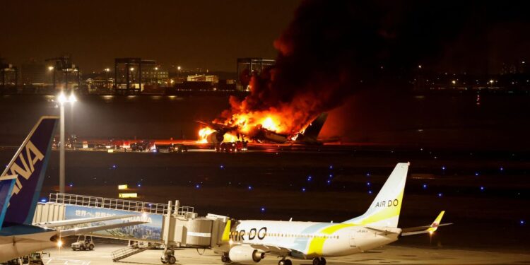 दूसरे जेट से टक्कर के बाद आग की लपटों में घिरा जापान एयरलाइंस का विमान: तस्वीरें देखें