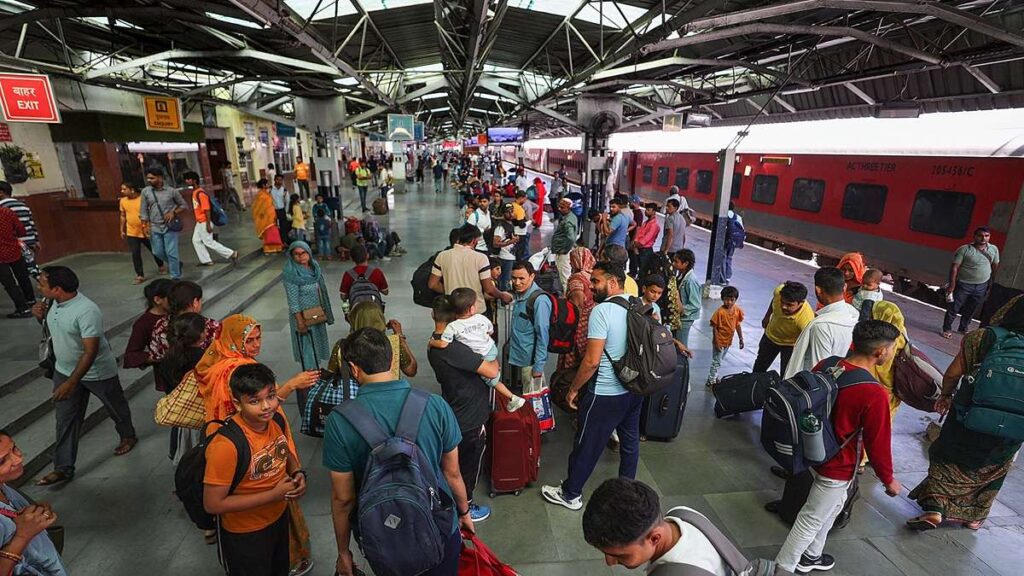 रेलवे यूनियनों ने पुरानी पेंशन योजना लागू नहीं होने पर देश भर में ट्रेनें रोकने की धमकी दी है