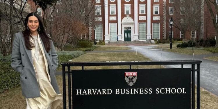 करिश्मा कपूर के प्रशंसकों ने अभिनेता की हार्वर्ड यात्रा का बचाव किया: 'ग्रेजुएशन कब से ज्ञान के बराबर हो गया'