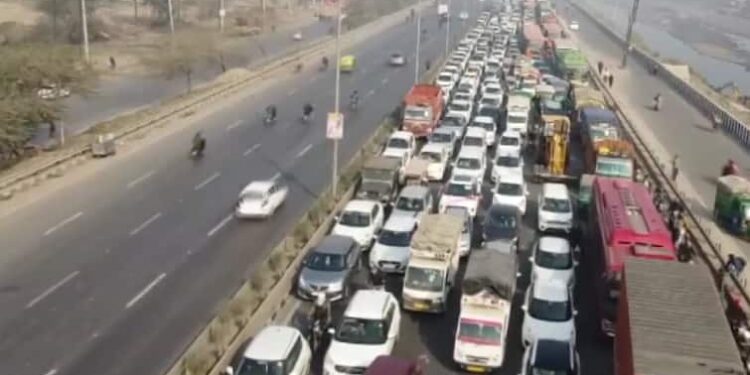 किसानों के विरोध प्रदर्शन के कारण जीटी करनाल रोड पर यातायात धीमा हो गया - देखें