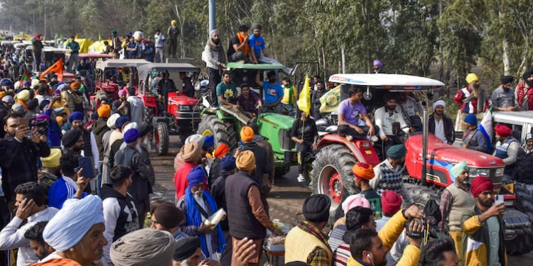 गैस मास्क, दस्ताने, सुरक्षा सूट से लैस किसानों ने दिल्ली मार्च फिर से शुरू किया: देखें