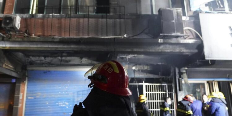 चीन: नानजिंग में इमारत में आग लगने से 15 की मौत, 44 घायल - एक महीने बाद इसी तरह की दुर्घटना में 39 लोगों की मौत हुई