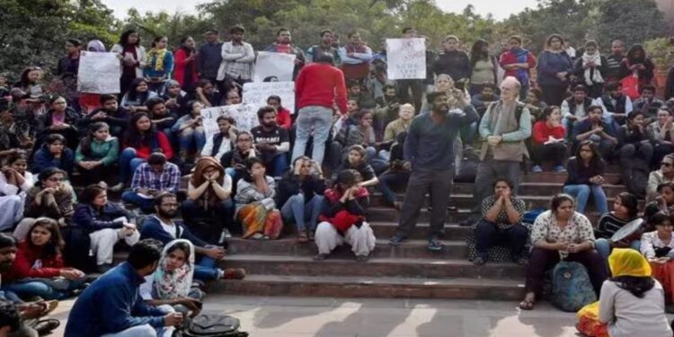 दिल्ली: जेएनयू आम सभा ने छात्र संघ चुनाव लड़ने के लिए आयु सीमा बढ़ाने का प्रस्ताव पारित किया