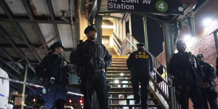 न्यूयॉर्क सबवे गोलीबारी: शाम के व्यस्त समय में कई लोगों को गोली मारी गई, एक की मौत