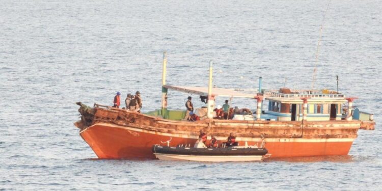 भारतीय नौसेना ने ईरानी मछली पकड़ने वाले जहाज से संकट कॉल का तुरंत जवाब दिया, चालक दल को चिकित्सा सहायता प्रदान की