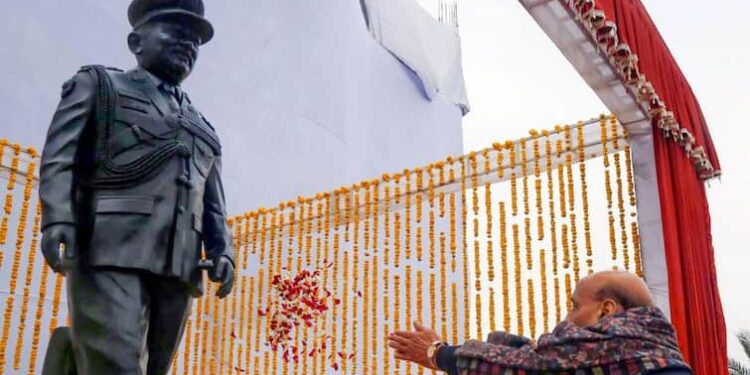 रक्षा मंत्री राजनाथ सिंह ने देहरादून में भारत के पहले सीडीएस स्वर्गीय जनरल रावत की प्रतिमा का अनावरण किया