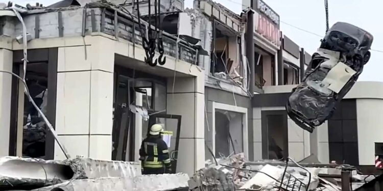 रूस का दावा है कि यूक्रेन द्वारा लिसिचांस्क I वीडियो में एक बेकरी पर बड़े पैमाने पर हमले में 28 लोगों की मौत हो गई