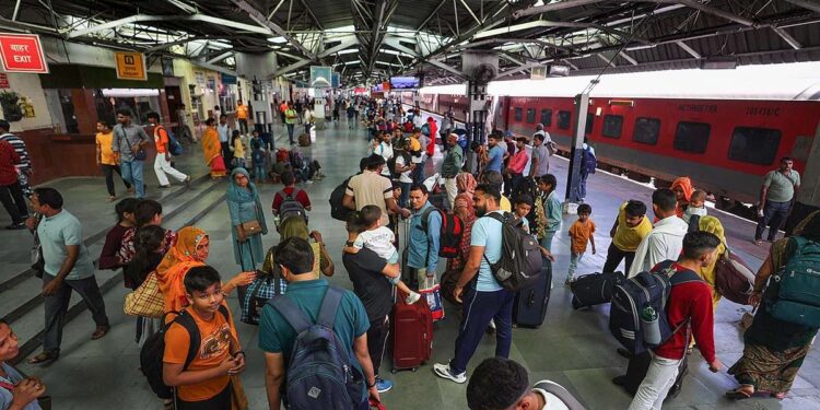 रेलवे यूनियनों ने पुरानी पेंशन योजना लागू नहीं होने पर देश भर में ट्रेनें रोकने की धमकी दी है