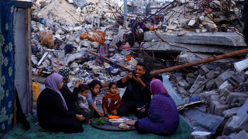 गाजा युद्ध के साये में फ़िलिस्तीनी रमज़ान कैसे मनाते हैं?  तस्वीरों में
