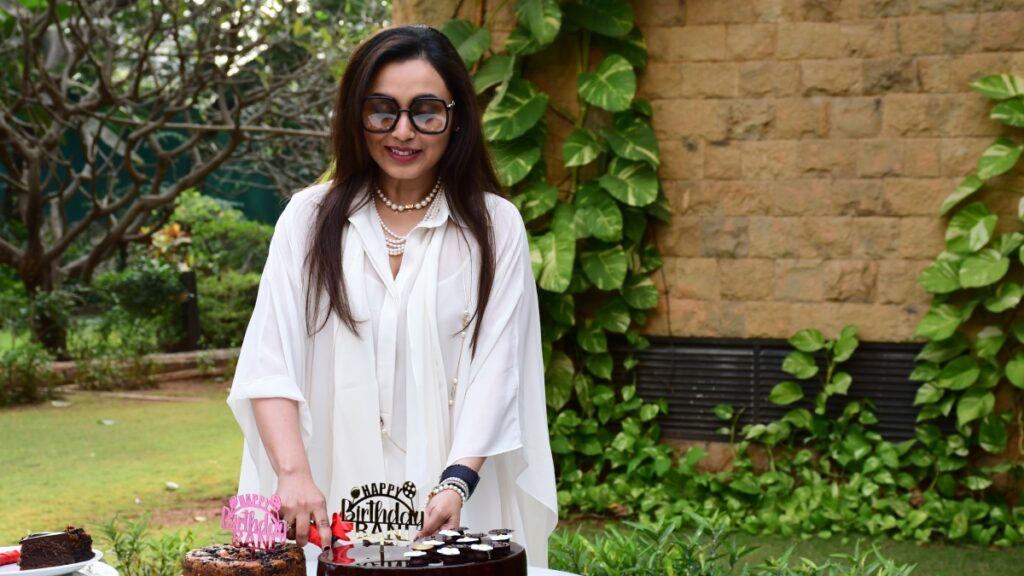 रानी मुखर्जी ने 46वें जन्मदिन से पहले पैपराजी के साथ केक काटा, प्रशंसकों के साथ पोज दिए |  तस्वीरें देखें