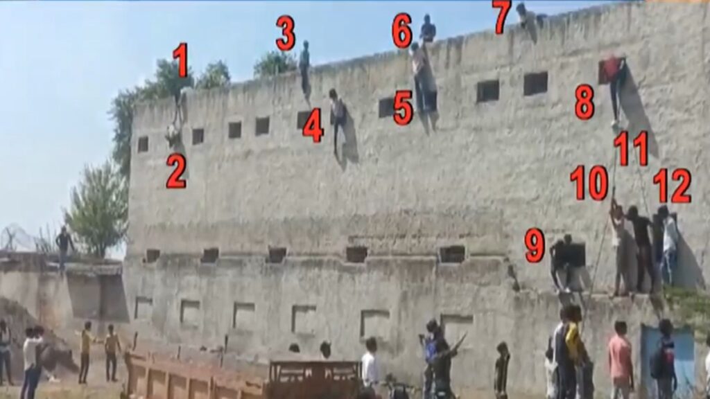 हरियाणा बोर्ड परीक्षा में बड़े पैमाने पर नकल, वीडियो में दिखाया गया है कि नूंह में छात्रों को नकल कराने के लिए कई लोग स्कूल की दीवार पर चढ़ गए