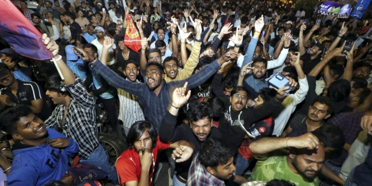 WPL 2024: आरसीबी की ऐतिहासिक जीत का जश्न मनाने के लिए प्रशंसक बेंगलुरु की सड़कों पर उतरे |  घड़ी