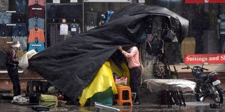 आईएमडी ने आज से आंध्र, बंगाल के कुछ हिस्सों में बारिश, तूफान की भविष्यवाणी की है