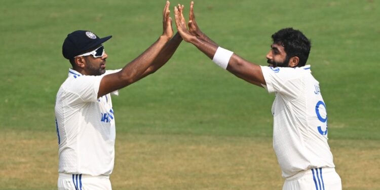 आईसीसी टेस्ट रैंकिंग में रविचंद्रन अश्विन, जसप्रीत बुमराह को पछाड़कर नंबर 1 गेंदबाज बन गए