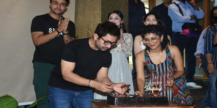 आमिर खान ने काटा अपना 59वां जन्मदिन का केक, 'लापता लेडीज़' पर प्यार बरसाने के लिए सभी को धन्यवाद;  तस्वीरें देखें