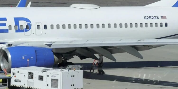 क्या!  139 यात्रियों के साथ बोइंग 737 विमान गायब केबिन पैनल के साथ अमेरिका में उतरा, जांच तेज हो गई