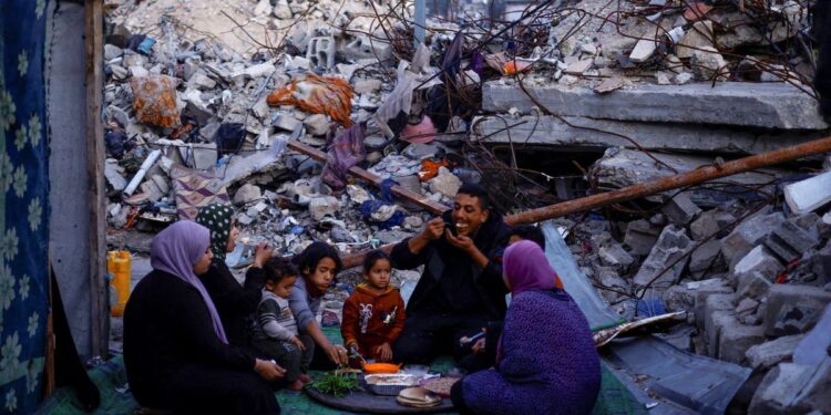 गाजा युद्ध के साये में फ़िलिस्तीनी रमज़ान कैसे मनाते हैं?  तस्वीरों में
