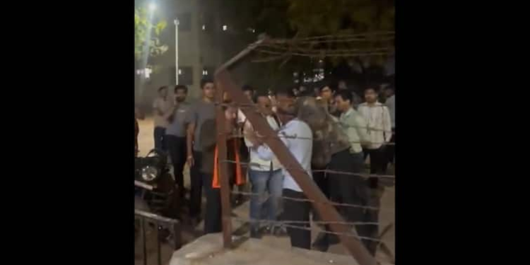 गुजरात यूनिवर्सिटी में नमाज को लेकर विदेशी छात्रों पर हमला, एफआईआर दर्ज: पुलिस