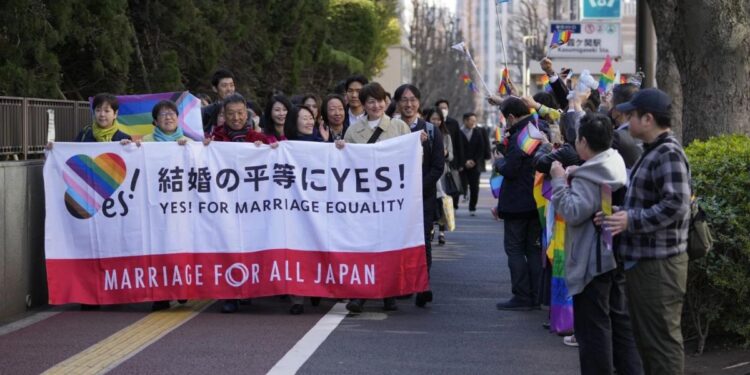 जापान उच्च न्यायालय का नियम 'समलैंगिक विवाह से इनकार करना असंवैधानिक है', सरकार से कानून पलटने को कहा