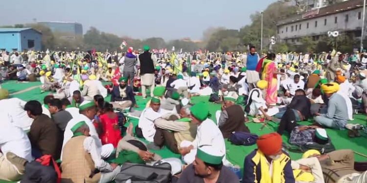 दिल्ली किसान महापंचायत: किसानों ने रामलीला मैदान में केंद्र के खिलाफ नारे लगाए।  वीडियो
