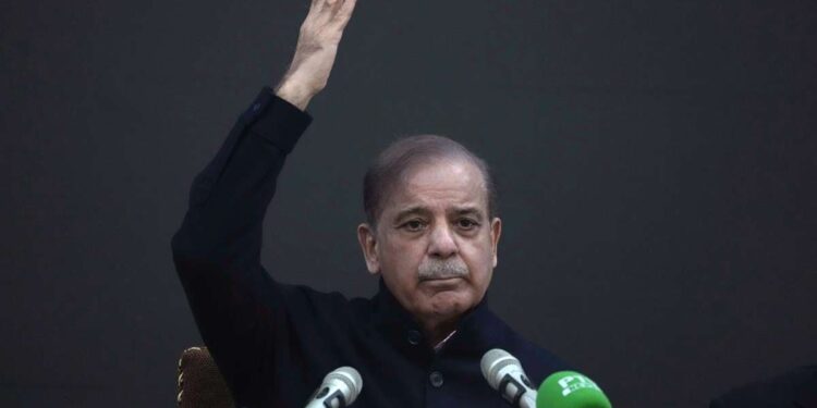 पाकिस्तान: अनिश्चित राष्ट्रीय चुनावों के तीन सप्ताह बाद शहबाज़ शरीफ़ प्रधान मंत्री चुने गए