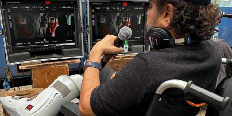 भूल भुलैया 3 के निर्देशक अनीस बज़्मी पैर की चोट के बावजूद कार्तिक, तृप्ति के साथ फिल्म की शूटिंग पर वापस लौटे