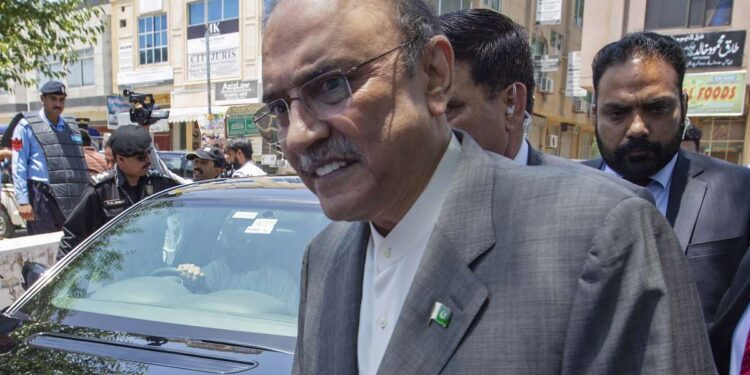 भ्रष्टाचार के आरोप में 11 साल जेल में बिताने वाले आसिफ अली जरदारी ने पाकिस्तान के 14वें राष्ट्रपति के रूप में शपथ ली