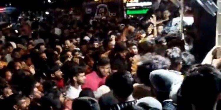 मुफ़्त 'हलीम' के लिए भीड़ बेकाबू होने के बाद हैदराबाद पुलिस ने लोगों पर लाठीचार्ज किया - वीडियो