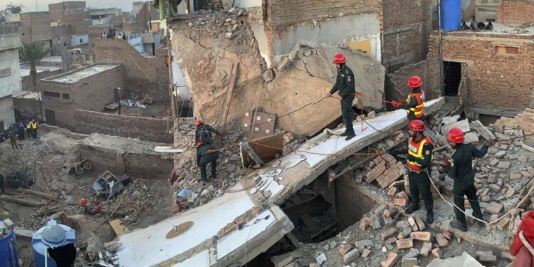 'मेरा पूरा परिवार खत्म हो गया': 'सहरी' के दौरान पाकिस्तान में इमारत गिरने से 9 लोगों की मौत, वीडियो